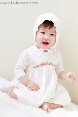 十四個月大的童童和爸拔媽麻來拍照，這張是童童戴著鄉村帽子的可愛獨照！