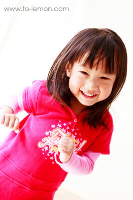 三歲的昀昀來拍照，這張是昀昀正在跳舞的相片！