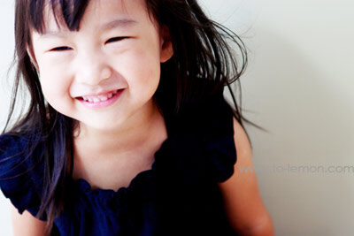 三歲的昀昀來拍照，這張是昀昀很有自信又美的個人照