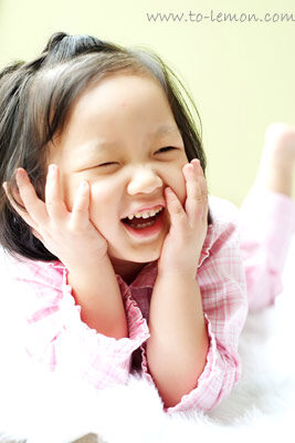 三歲的永欣來拍照，這張是永欣笑得很開心的個人獨照！