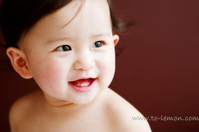 小可妹一家人來拍照，這張是小可妹超可愛的特寫！