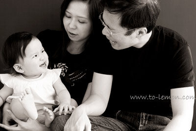 小可妹一家人來拍照，這張是爸拔和小可妹正在互動超逗趣的紀錄！