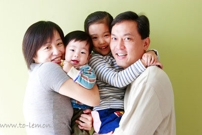 小諭一家人來拍照，這張是一家人的全家福！