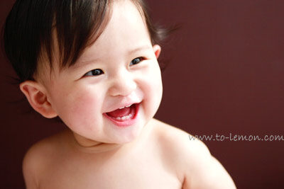 小可妹一家人來拍照，這張是小可妹笑得超燦爛的個人照！