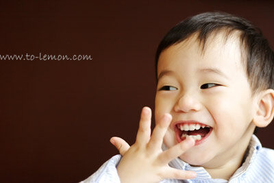 執中和爸拔媽麻來拍照，這張是執中笑得正開心的個人照！