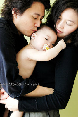 元旭和姊姊及爸拔媽麻一起來拍照，這張是帥氣的爸拔及美麗的媽麻抱著元旭的合照！