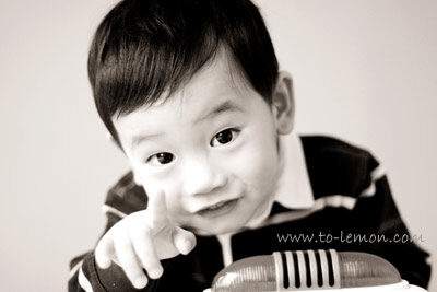 執中和爸拔媽麻來拍照，這張執中正指著攝影鏡頭，超有戲的一張相片！