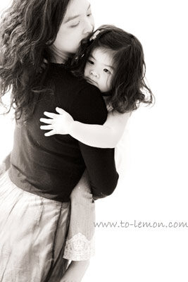 元旭和姊姊及爸拔媽麻一起來拍照，這張是美麗的媽麻抱著姊姊！