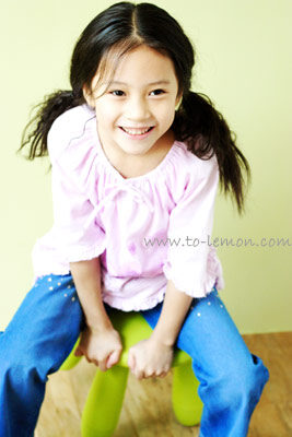 八歲的俐蓉來拍照，這張是扎了兩個馬尾的俐蓉的個人照！