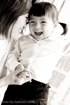 姮語媽媽爸爸拍照當天帶著姮語從南投搭高鐵上來拍照，這張是姮語媽麻親親姮語的相片！