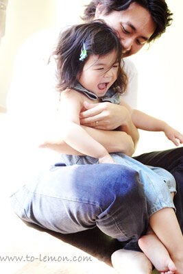 元旭和姊姊及爸拔媽麻一起來拍照，這張是爸拔正在和姊姊玩的紀錄！