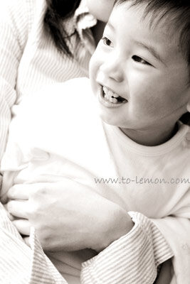 執中和爸拔媽麻來拍照，這張是媽麻將執中抱在身上的紀錄！