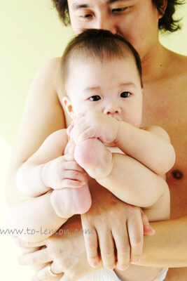 元旭和姊姊及爸拔媽麻一起來拍照，這張是爸拔抱著元旭的美麗合照！