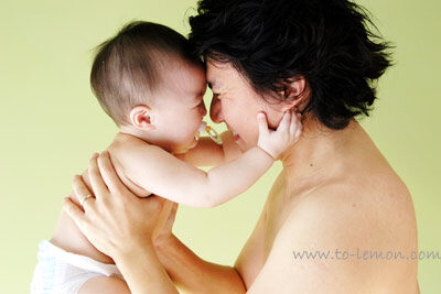 元旭和姊姊及爸拔媽麻一起來拍照，這張是爸拔和元旭玩叩叩頭的紀錄！