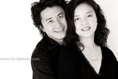 元旭和姊姊及爸拔媽麻一起來拍照，這張是帥氣的爸拔及美麗的媽麻的合照！