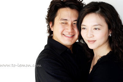 元旭和姊姊及爸拔媽麻一起來拍照，這張也是帥氣的爸拔及美麗的媽麻的合照！