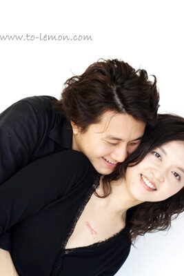 元旭和姊姊及爸拔媽麻一起來拍照，這張是帥氣的爸拔抱著美麗的媽麻的相片！