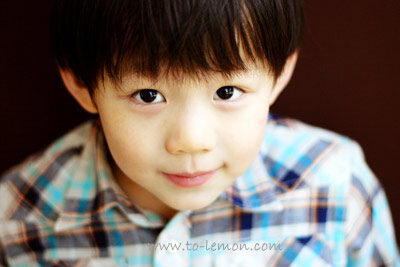 一歲的暐凡跟爸爸媽媽、哥哥一起來拍照，這張是帥氣的哥哥的獨照！