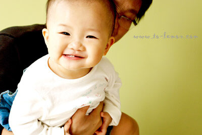 小小沛軒來拍照，這張是爸拔抱著沛軒，沛軒很可愛的微笑著！