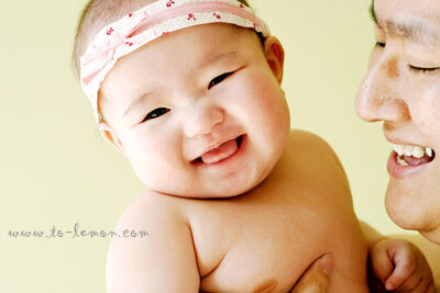 五個月大的Anna來拍照，這張是爸拔抱著Anna，兩人很開心的合照