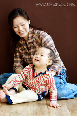 一歲的暐凡跟爸爸媽媽、哥哥一起來拍照，這張是媽麻和暐凡的互動可愛紀錄！