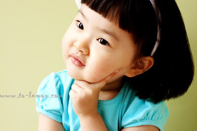 玟琁的媽媽帶她從台中上來拍照，這張是玟琁可愛的獨照！