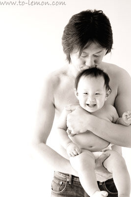 一歲的暐凡跟爸爸媽媽、哥哥一起來拍照，這張是爸拔抱著暐凡的合照！