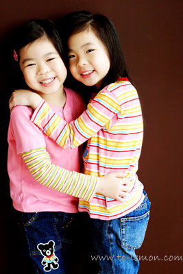 采儀采萱雙胞胎姐妹來拍照，這張是兩人抱在一起的合照！