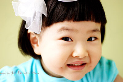 玟琁的媽媽帶她從台中上來拍照，這張是玟琁超逗趣的獨照！