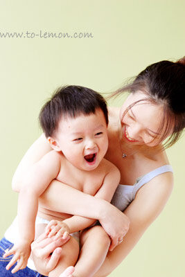 楷宸和爸拔媽麻來拍照，這張是楷宸和漂亮的媽麻超可愛的互動紀錄！