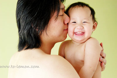 一歲的暐凡跟爸爸媽媽、哥哥一起來拍照，這張是爸拔親親暐凡的紀錄！