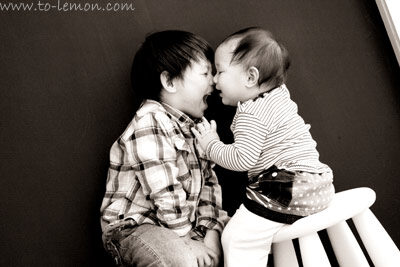 一歲的暐凡跟爸爸媽媽、哥哥一起來拍照，這張是哥哥和暐凡好可愛的互動紀錄！