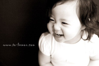 這張相片是一個小女孩笑得很燦爛的紀錄，是一張黑白相片，非常有味道很溫暖的一張相片！