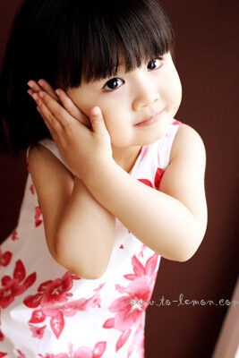 霈綸＆心睿姊弟來拍照，這張是姊姊霈綸可愛的獨照！