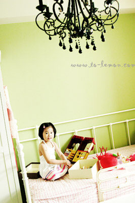 這天我們來到Isa的家中拍照，這張是Isa在自己的房間的獨照！