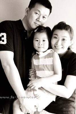 這天我們來到Isa的家中拍照，這張是爸拔媽麻和Isa的全家福！
