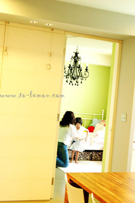 這天我們來到Isa的家中拍照，這張是媽麻在Isa房間幫她換衣服的紀錄！