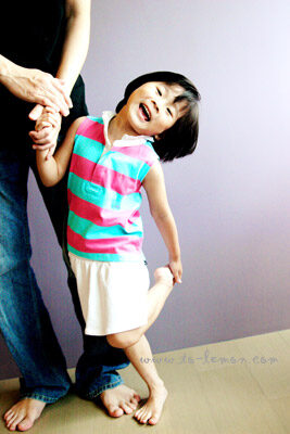 這天我們來到Isa的家中拍照，這張是爸拔牽著Isa，Isa可愛的獨照！