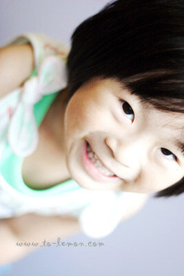 這天我們來到Isa的家中拍照，這張是Isa笑得很開心的獨照！