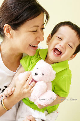 可愛的小魯和爸拔媽麻來拍照，這張是小魯和媽麻兩人很開心的合照！