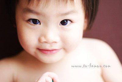 兩歲的右立和爸拔媽麻來拍照，這張右立的特寫好萌啊！