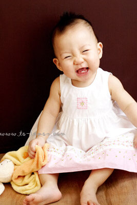 Mimi和爸拔媽麻一起來拍照，這張的Mimi笑容超級燦爛啊！非常愛笑的mimi