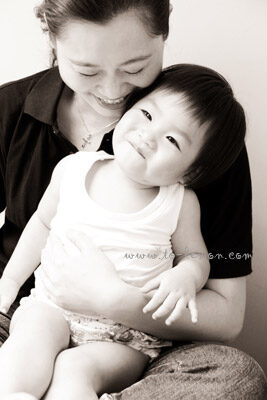 兩歲的右立和爸拔媽麻來拍照，這張是右立和媽麻的互動，美好的一張黑白照紀錄！