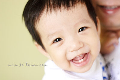 可愛的小魯和爸拔媽麻來拍照，這張是小魯超可愛的寶寶照！