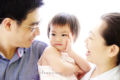 兩歲的右立和爸拔媽麻來拍照，這張是右立和爸拔媽麻的互動，在爸拔媽麻中間很有戲的右立！