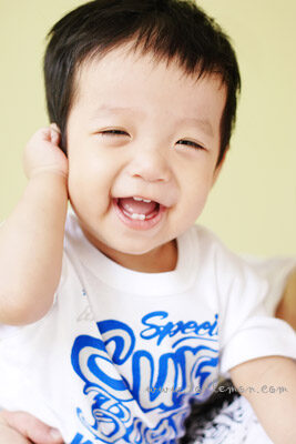 可愛的小魯和爸拔媽麻來拍照，這張是小魯超可愛的獨照，小魯在講電話！