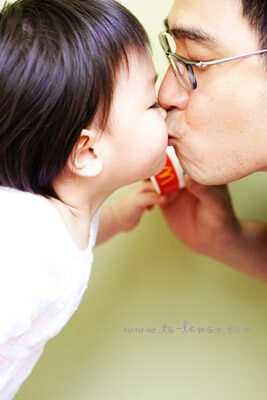 兩歲的右立和爸拔媽麻來拍照，這張是右立和爸拔親親的相片