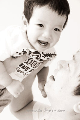 可愛的小魯和爸拔媽麻來拍照，這張是小魯和爸拔的互動，爸拔抱著小魯玩飛高高！