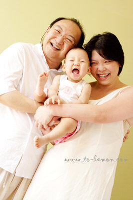 Mimi和爸拔媽麻一起來拍照，這張是一家三口開心的全家福！