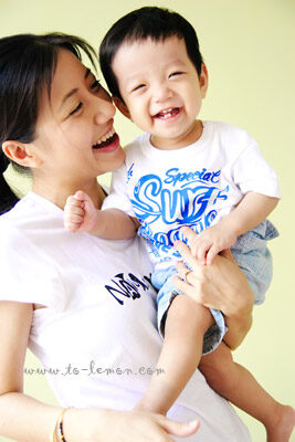 可愛的小魯和爸拔媽麻來拍照，這張是小魯和媽麻兩人很開心的互動紀錄！！